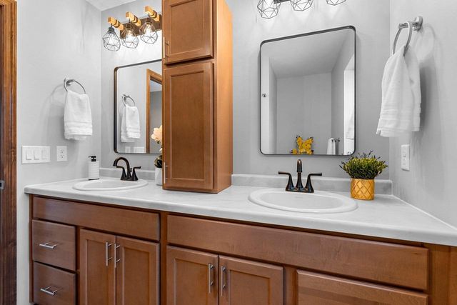 1927 SOUTHLAND LANE, New London, WI 54961