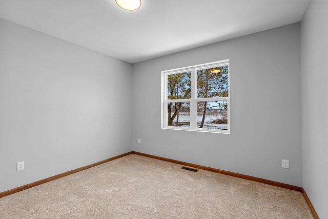 1927 SOUTHLAND LANE, New London, WI 54961