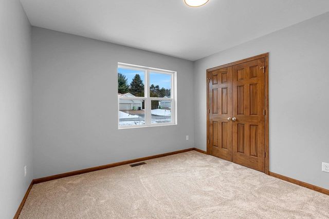 1927 SOUTHLAND LANE, New London, WI 54961