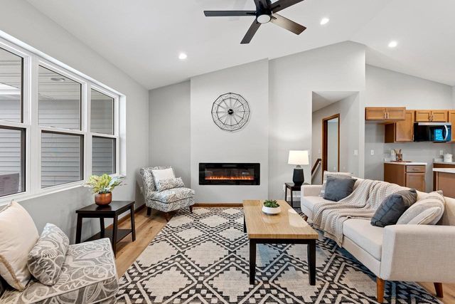 1927 SOUTHLAND LANE, New London, WI 54961