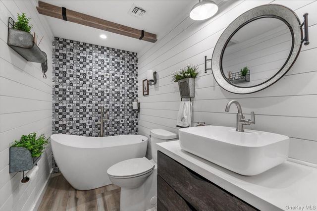 320 Clearview Lane, Massapequa, NY 11758