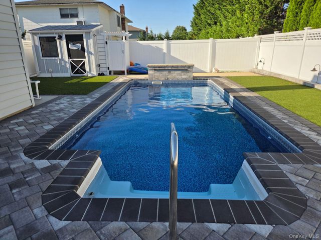 320 Clearview Lane, Massapequa, NY 11758