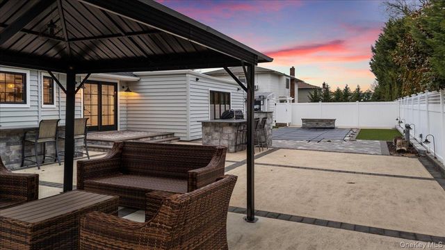 320 Clearview Lane, Massapequa, NY 11758