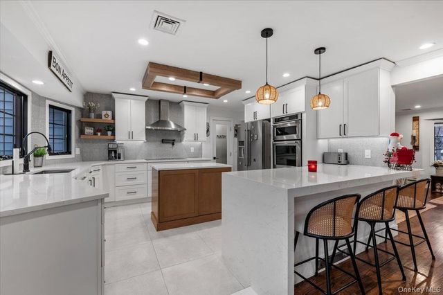 320 Clearview Lane, Massapequa, NY 11758