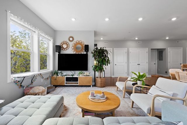 10 Ruthven Park U2, Boston, MA 02121