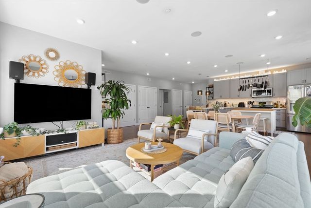 10 Ruthven Park U2, Boston, MA 02121