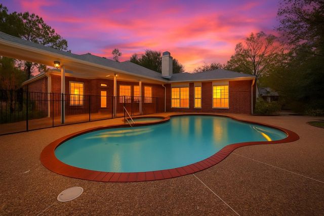 304 Scenic View Drive, Friendswood, TX 77546