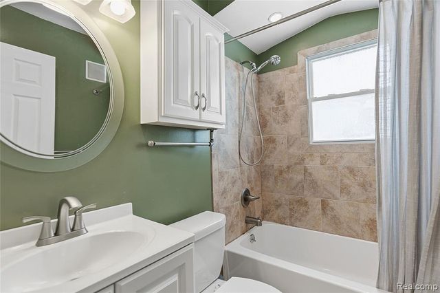 1596 W Marshall Street, Fenton, MI 48220