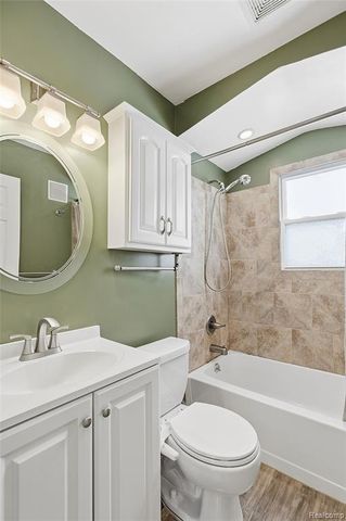 1596 W Marshall Street, Fenton, MI 48220