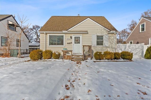 1596 W Marshall Street, Fenton, MI 48220