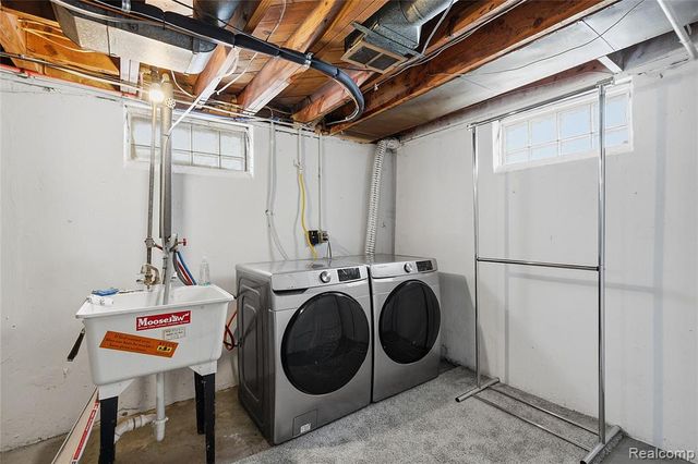 1596 W Marshall Street, Fenton, MI 48220