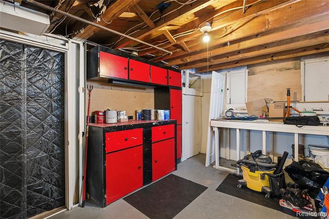 1596 W Marshall Street, Fenton, MI 48220