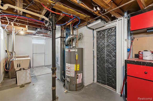 1596 W Marshall Street, Fenton, MI 48220