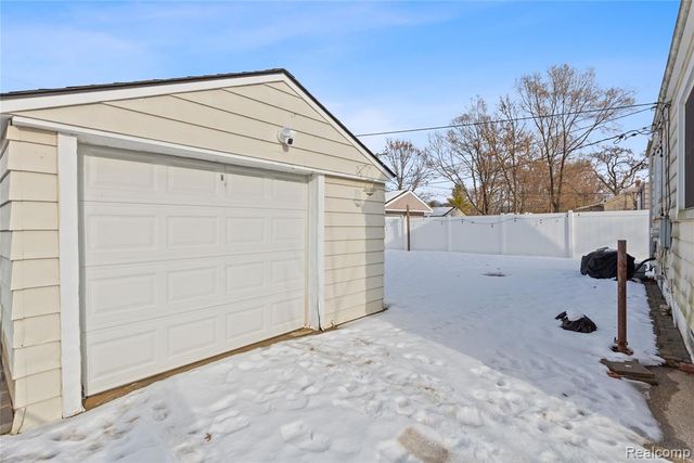 1596 W Marshall Street, Fenton, MI 48220