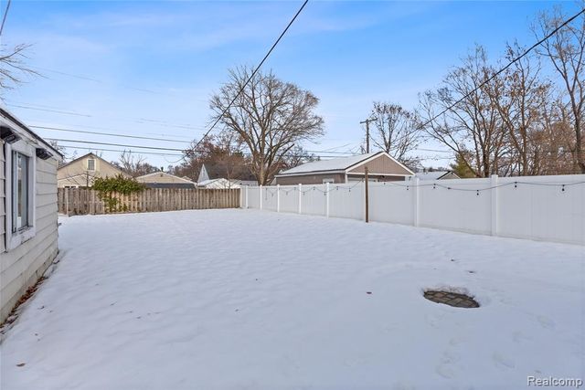 1596 W Marshall Street, Fenton, MI 48220