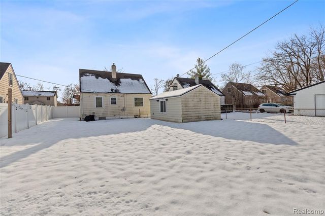 1596 W Marshall Street, Fenton, MI 48220