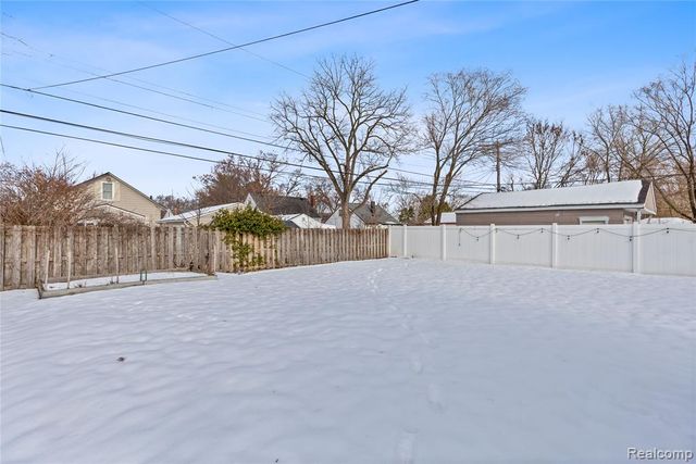 1596 W Marshall Street, Fenton, MI 48220