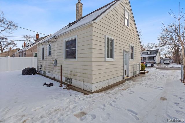 1596 W Marshall Street, Fenton, MI 48220