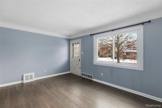 1596 W Marshall Street, Fenton, MI 48220