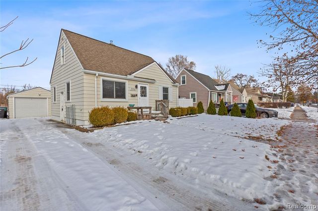 1596 W Marshall Street, Fenton, MI 48220