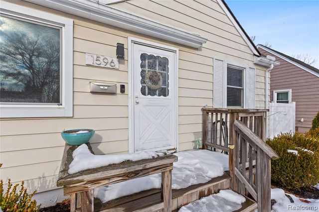 1596 W Marshall Street, Fenton, MI 48220