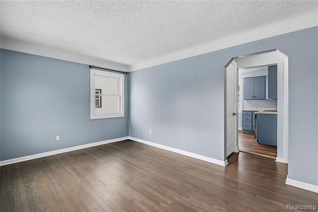 1596 W Marshall Street, Fenton, MI 48220