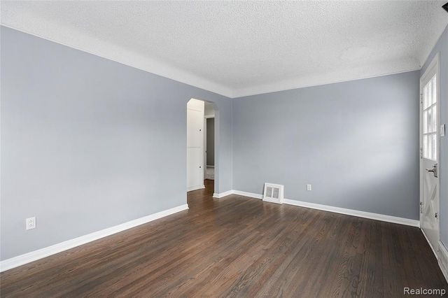 1596 W Marshall Street, Fenton, MI 48220