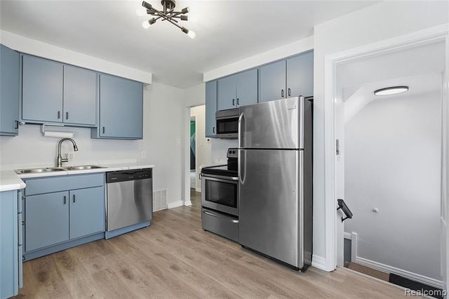 1596 W Marshall Street, Fenton, MI 48220