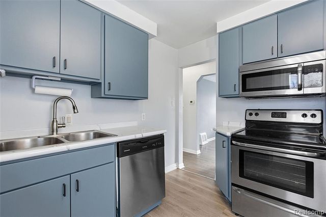 1596 W Marshall Street, Fenton, MI 48220