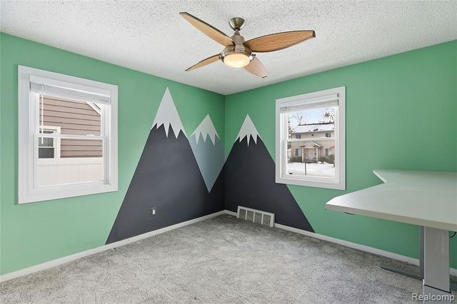 1596 W Marshall Street, Fenton, MI 48220