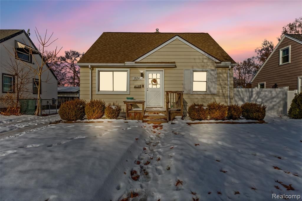 1596 W Marshall Street, Fenton, MI 48220