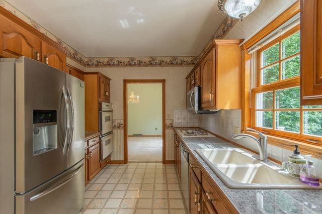 20 Nolan Lane, Agawam, MA 01030