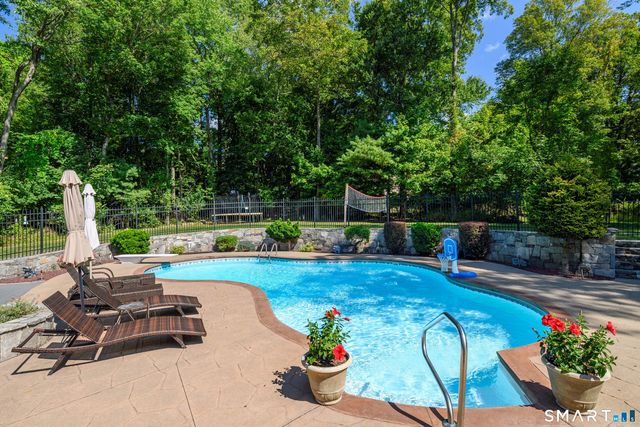 8 Woodridge Lane, New Fairfield, CT 06812