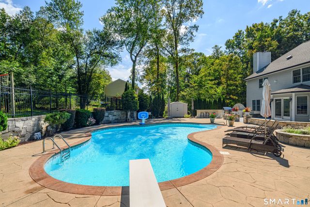 8 Woodridge Lane, New Fairfield, CT 06812