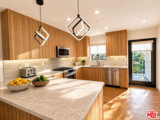 1146 Hacienda Place 3, West Hollywood, CA 90069