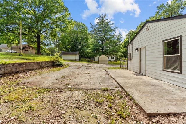 1366 Lakeview Drive, Rossville, GA 30741