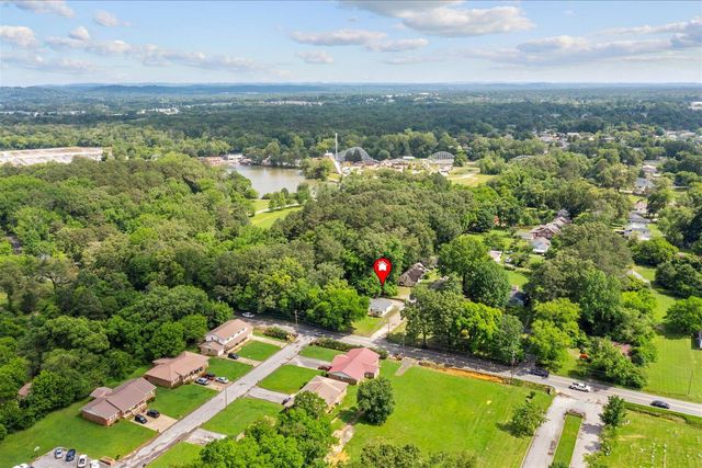 1366 Lakeview Drive, Rossville, GA 30741