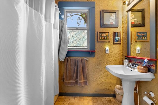 715 E 43RD Street, Kansas City, MO 64110