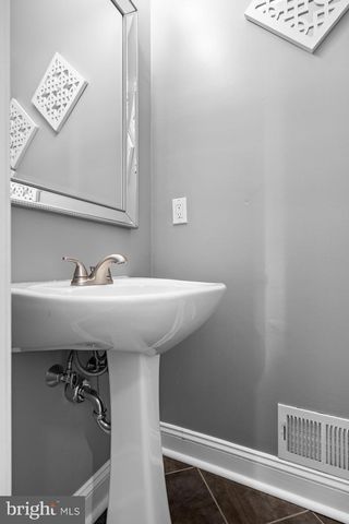 22 TOMAHAWK DR, Burlington, NJ 08016