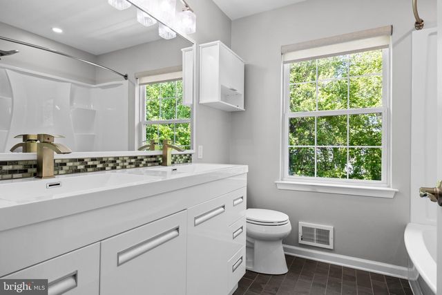22 TOMAHAWK DR, Burlington, NJ 08016