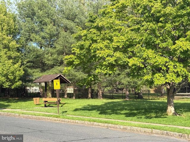 22 TOMAHAWK DR, Burlington, NJ 08016