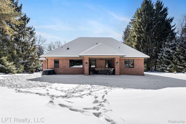 4525 Mapleton Drive, Genoa Township, MI 48843