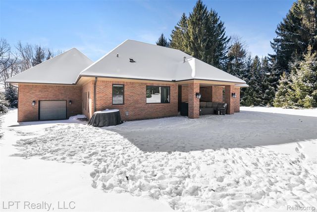 4525 Mapleton Drive, Genoa Township, MI 48843