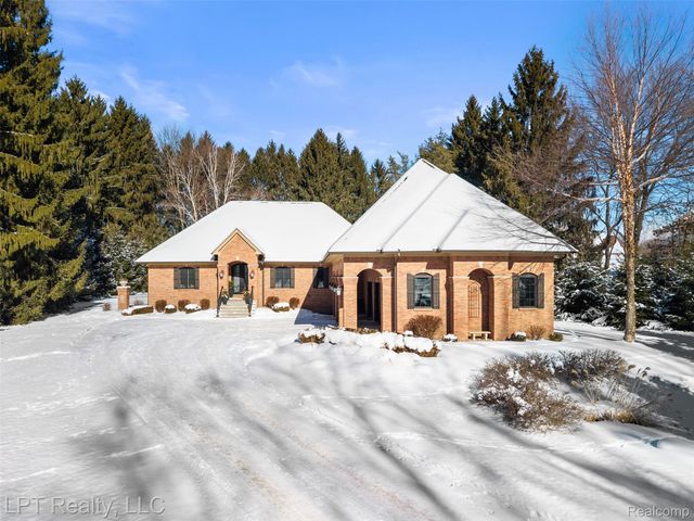 4525 Mapleton Drive, Genoa Township, MI 48843