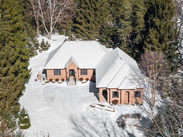 4525 Mapleton Drive, Genoa Township, MI 48843