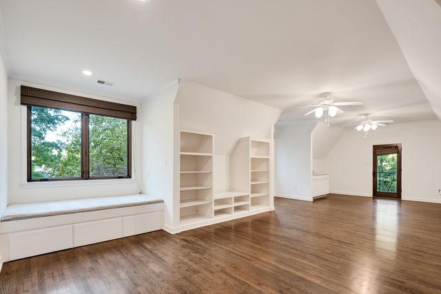 704 W CLOVER DR, Memphis, TN 38120