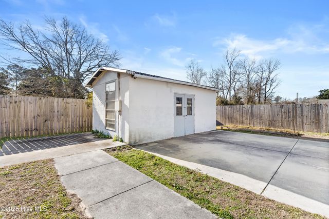 605 Henderson Drive, Jacksonville, NC 28540