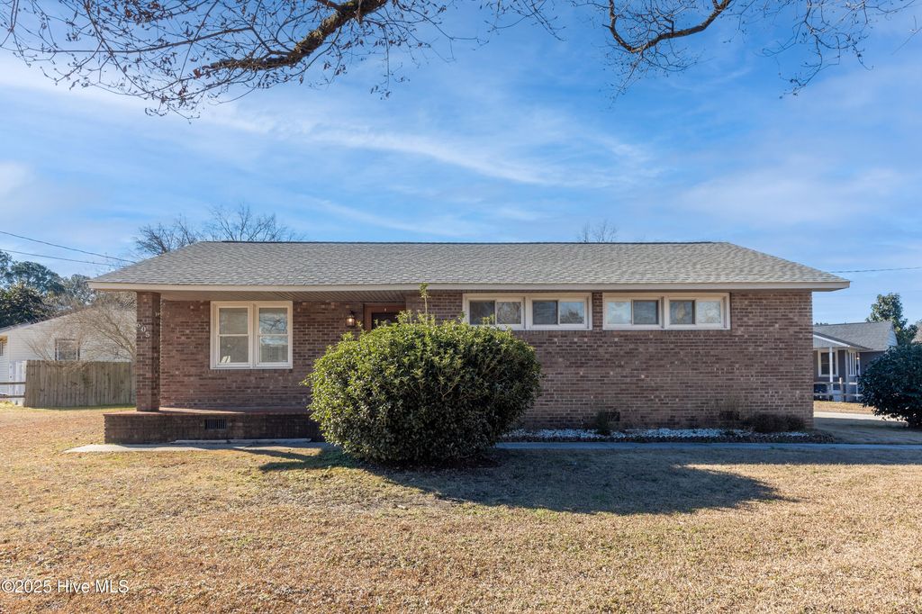 605 Henderson Drive, Jacksonville, NC 28540