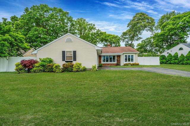 57 Henry Avenue, Selden, NY 11784