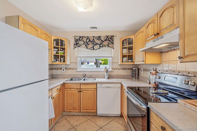 57 Henry Avenue, Selden, NY 11784